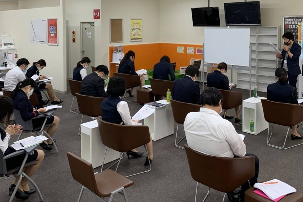 legend株式会社の研修風景。スタッフが着席して研修を受けている様子